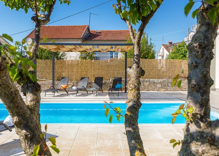 A & E Vila Valbandon